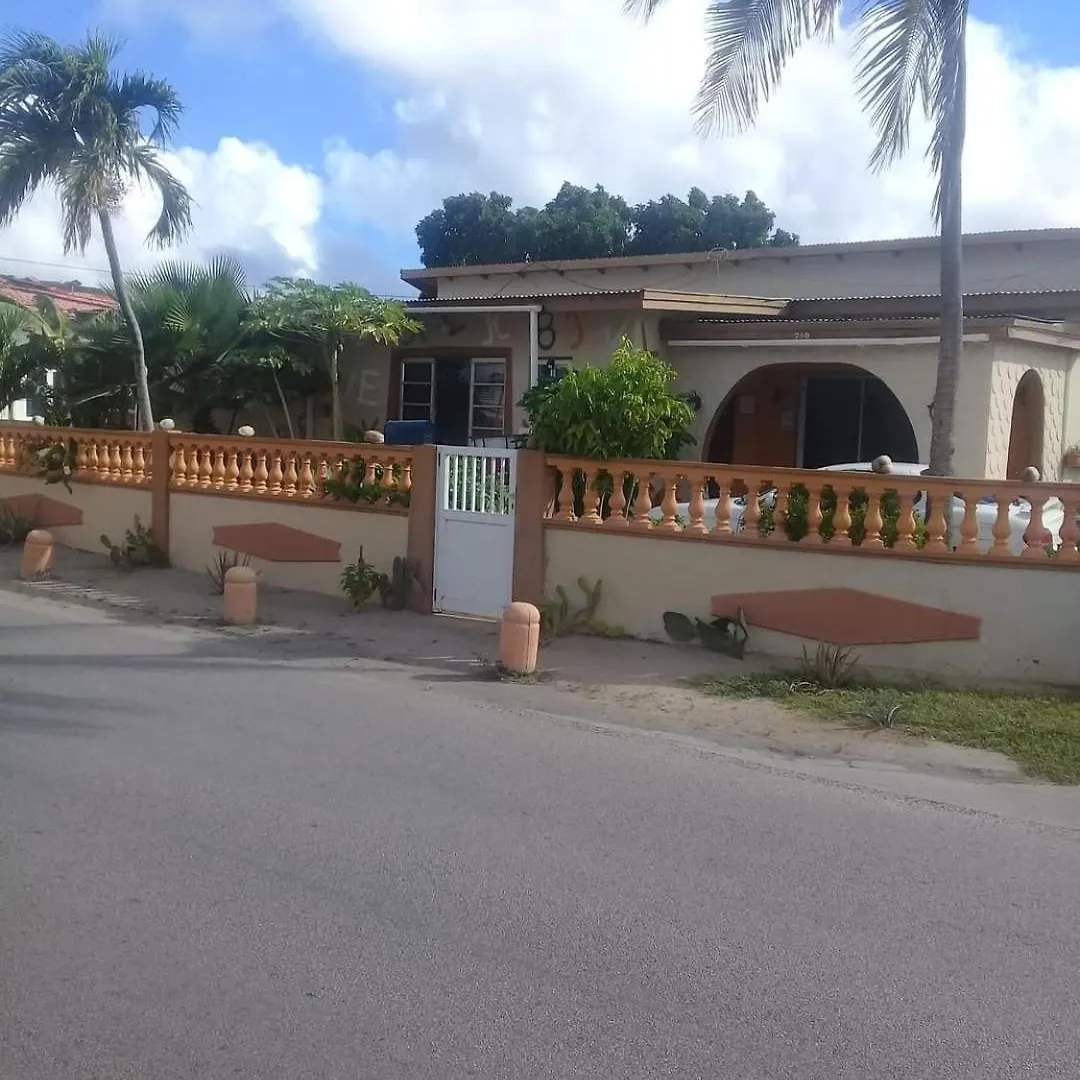 Backpack Cabin A12892 Oranjestad Gæstehus